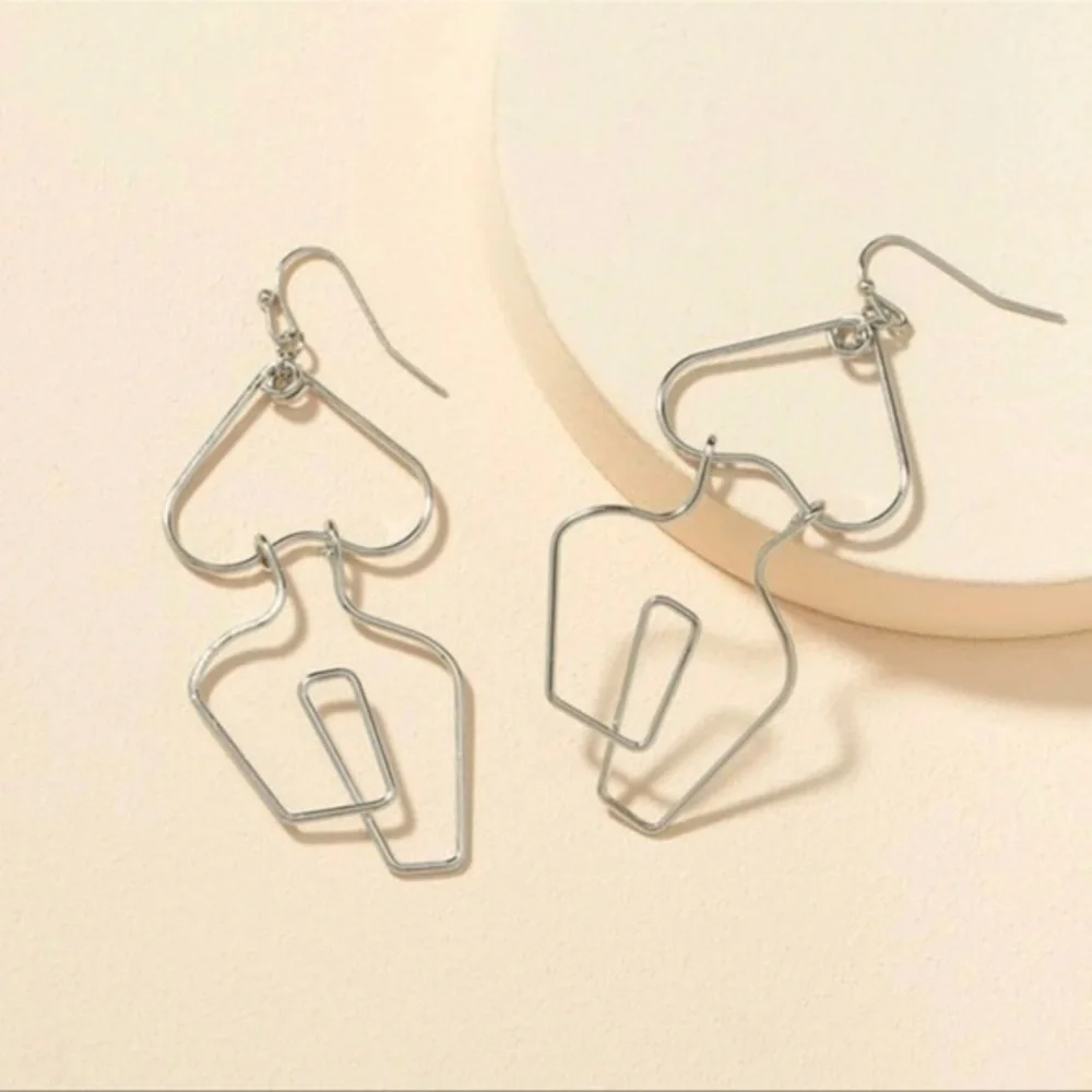 3/$30 🤍 Abstract Face Earrings